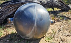 浜辺で見つかった6個の謎の金属球、地球に再突入した宇宙ごみか…豪州！