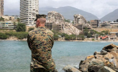 地震で崩壊したベネズエラの建物を見渡す米海兵隊少将…災害支援活動を実施！