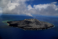 今も活発な火山活動が続く西之島新島　約四千メートルの深海にそびえ立つ独立峰の海底火山