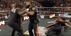 【驚愕】警察官がプロレス会場に乱入した結果ｗｗｗｗｗｗｗｗ