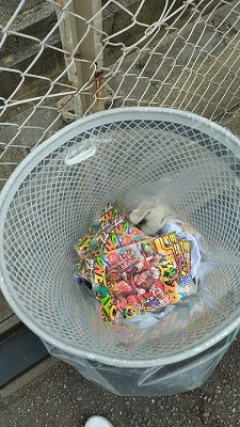 【悲報】付録のワンピースカードをむしり取られた少年ジャンプ、道ばたに捨てられまくってしまう……