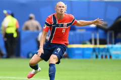 【画像】ハーランドさん、謎のアライグマを抱えて失意の帰国へ