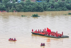 中国南部の洪水に投入された「応急動力浮橋」が話題 …孤立した生徒や教職員らを救助！