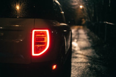 バックしてる車の後ろを悠々と歩いてる奴って危機管理能力なさすぎやろ