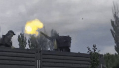 機関銃の反動で吹き飛ばされるロシア兵…ドローン迎撃訓練中に起きた危険な事故！