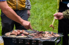 学生時代の友達とわいわい旅行やBBQを楽しむことは何歳までOK？30代前半でも、周りから見て恥ずかしくない？