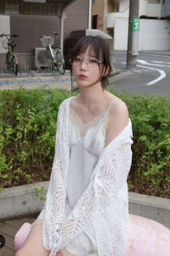 【悲報】本田翼さん(34)、デカ乳専用の服を着てしまう