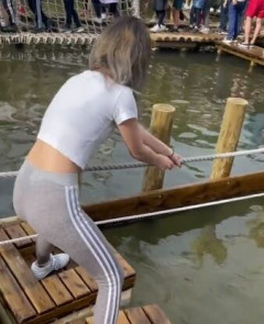 【動画】エチエチ女子さん、野外でHなプレイを楽しんでしまうｗｗｗｗ