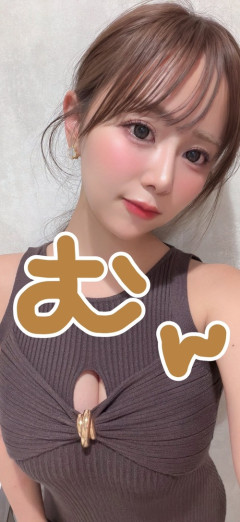 【画像】美人若手声優さん、うっかり穴から谷間を見せてしまうｗ