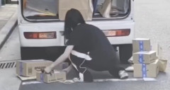 【悲報】Amazonの女性配達員さん、大切な荷物を○○しているところを目撃されてしまう