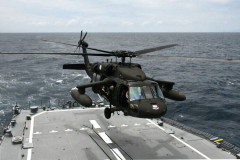 海自護衛艦「いかづち」に米陸軍のUH-60L汎用ヘリが着艦…相互運用性を向上！