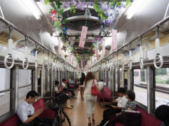 【悲報】汗っかきワイ、電車で前に座っていたJKさんの膝に汗を投下してしまう・・・・・・・・・