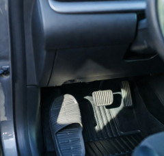 【悲報】無職男さん、運転中にいきなりサンダルに履き替えようとして対向車と正面衝突し赤ちゃんを殺害した事件・・・
