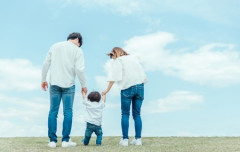 【少子化】子育て世帯のうち「子ども1人」の割合は50.1％、初めて5割超え　晩婚化などが影響か　母親が働いている割合は81.2％