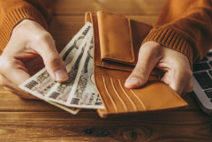 未だに現金オンリーの人