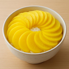 たくあん18枚に埋め尽くされた丼（430円）登場 ドンキの「偏愛めし」7月の新商品紹介   |  うなぎのタレだけ丼も作れ