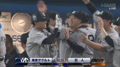 巨人・笹原、ライト最前列へ突き刺す貴重な勝ち越し2ラン！