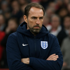 イングランド代表トゥヘル監督、W杯敗退もEURO 2028まで続投へ。一方で国内では采配に批判殺到「大惨事」   #W杯 |  トゥヘルと森保が