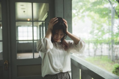 【画像】女さん「彼氏の部屋に行ったらこんな本棚が布で隠されてた。その日のうちに別れました……ｗｗｗｗｗｗ」⇒！
