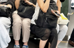 【悲報】電車のオバハン、遂に人が座っている上に座り始めてしまう
