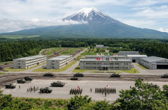 幹部自衛官(1尉)が同僚にキスや抱きつきで停職処分、被害隊員が上司に相談し発覚…陸自富士学校！