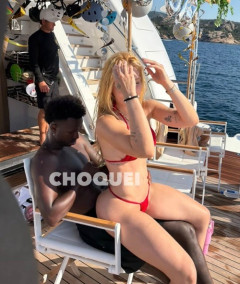 ブラジル代表・ヴィニシウスに批判相次ぐ　W杯敗退後に帰国せず、美人インフルエンサーとイビサ島で過ごす