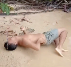 【衝撃映像】川で水浴びしてた男性、刺される・・・