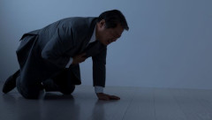 X民「熱中症で倒れてる人いたけど無視した。もし助けたら俺の人生が好転するのかよ？」→様々な声が寄せられる