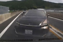 【悲報】女さん、運転中にいきなりサンダルに履き替えようとして対向車と正面衝突