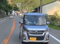 窓からバットを振り回して運転するヤバすぎる車、バイクを執拗に追いかけ回してしまうｗｗｗｗ