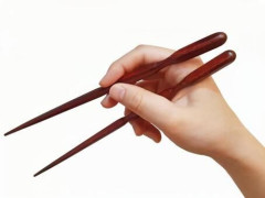 【画像】清春（57）さん、『箸の持ち方』で大炎上してしまうｗｗｗｗｗｗｗｗ