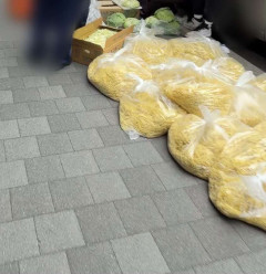 《祇園祭の露店付近で撮影？》包装された焼きそば麺が「地面に直置き…」 夏祭りで食中毒を避ける“店選び”のポイント