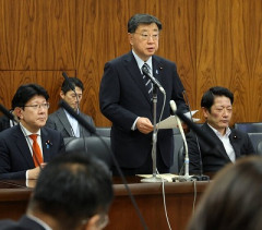 自民党「待て！日の丸付きゴルフボールをわざと池ポチャは国旗毀損罪なのか？！」自民党「むむ…」「難しいな…」「痛いところを…」