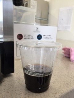 ワイ「アイスコーヒー、氷抜きで」店員「チッかさ増し出来ねぇ」