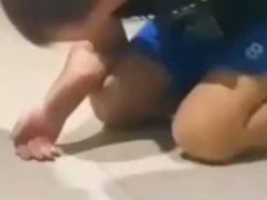 男の股の間から何かが現れた。取扱注意！ → 危険なリーサル・ウェポンはこちらです…