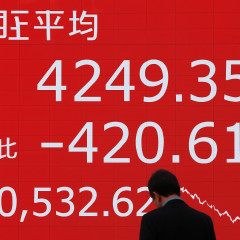 日経平均一時4000円超安 キオクシア半値割れ、AI成長に疑念の連鎖   |  キオクシアだけで日経が乱高下w