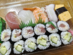 近所のジジイの寿司屋でお昼ご飯買ってきた🥺