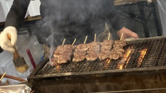【画像】夏祭りの露店さん、うっかり原材料を隠し忘れてしまう