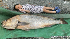 【画像】静岡県の釣り人、とんでもないものを釣り上げてしまう…