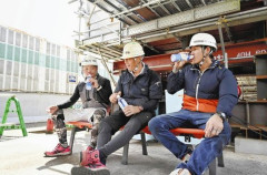 【画像】ドカタさん、とんでもないコーラの飲み方を披露