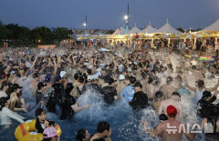 韓国ソウル・夜間営業中の漢江プールを訪れた市民たち、水しぶきを上げながら暑さをしのぐ [7/18]