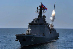進水式で横転した北朝鮮の大型駆逐艦「姜健」…ミサイル発射実験を開始！