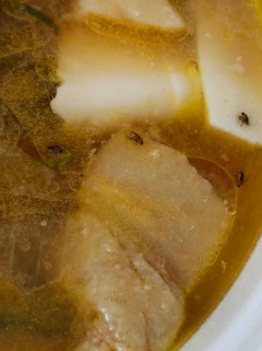 デリバリーの豚汁にめちゃめちゃ虫浮いてるんだけど……