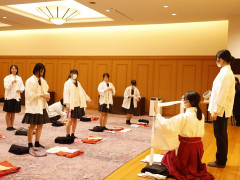 【画像】JKの巫女さん公開生着替えｗｗｗ