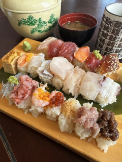 【画像】漁港の寿司屋、このメニューで1180円wwwwwwwww