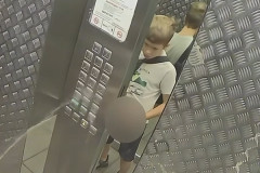 【海外】エレベーターでオシッコをした子供がその直後に後悔する映像が話題にｗ　海外の反応。