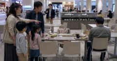 【怖すぎ】フードコートで娘の席に知らない男性が突然着席 注意しても無言で居座る