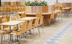 【悲報】女さん「フードコートで家族と食事してたら知らんキモオジが座ってきたw」