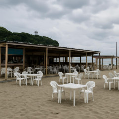 海の日直前でもスカスカ「テキーラで単価を上げる店も」梅雨明け遅れと猛暑で客足鈍る海の家…飲み目的とヤリラフィーも #江の島に異変 | なにヤリラフィーって