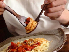 【悲報】男のくせにパスタをスプーンの上でクルクル巻いて食べるやつ